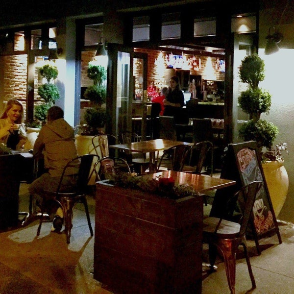 Foto tirada no(a) Plaza Lounge - Kitchen and Bar por Plaza Lounge - Kitchen and Bar em 10/6/2015