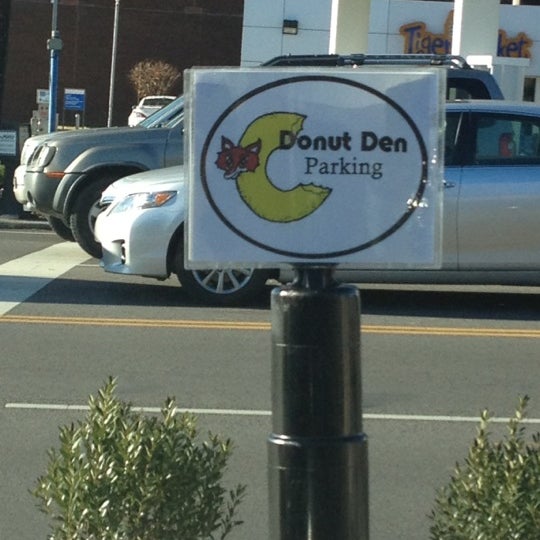 12/13/2012 tarihinde Brad P.ziyaretçi tarafından Donut Den'de çekilen fotoğraf