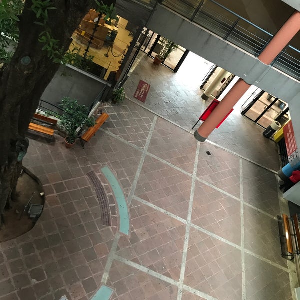 Foto diambil di Universidad Autónoma de Asunción oleh Ceci M. pada 9/23/2017