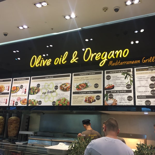 รูปภาพถ่ายที่ Olive Oil &amp; Oregano โดย Chet T. เมื่อ 8/26/2017
