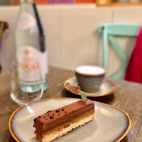 Photo prise au Laurent&#39;s Cafe &amp; Chocolate Bar par Chialin A. le2/5/2021