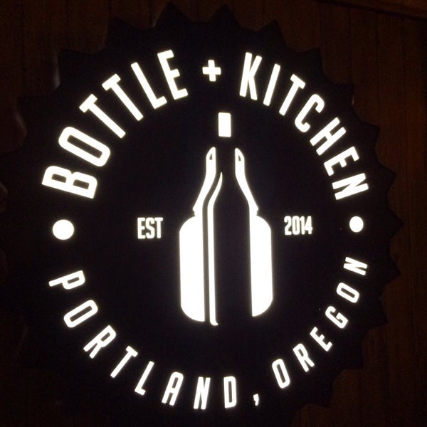 7/10/2014 tarihinde F@ruKziyaretçi tarafından Bottle + Kitchen'de çekilen fotoğraf