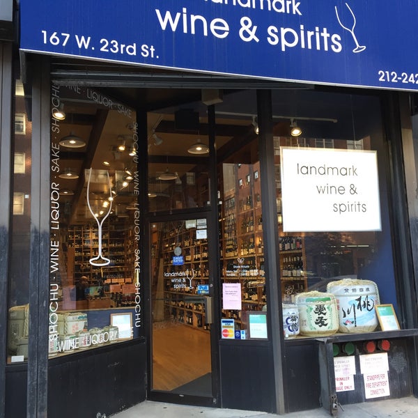 Foto tirada no(a) Landmark Wine, Spirits &amp; Sake por Kevin T. em 11/29/2015