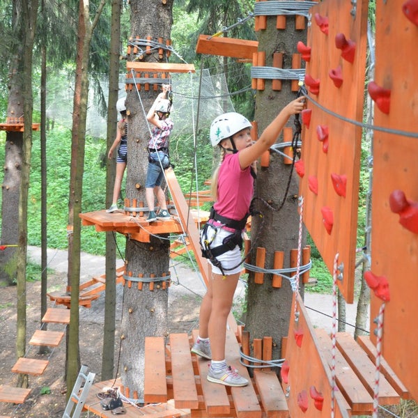 Foto scattata a Веревочный парк «Tree To Tree» da Веревочный парк «Tree To Tree» il 8/16/2014