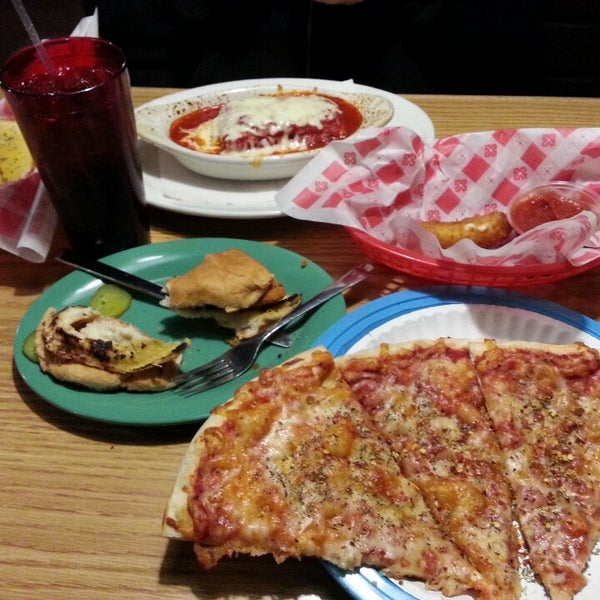 Das Foto wurde bei Bruno&#39;s Pizza von justcorey. am 4/24/2014 aufgenommen