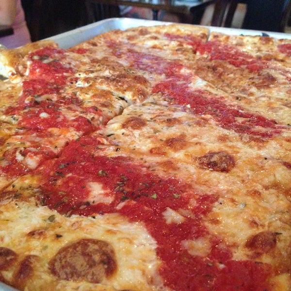7/19/2013 tarihinde Jo  G.ziyaretçi tarafından Antika Restaurant &amp; Pizzeria'de çekilen fotoğraf