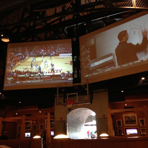 Foto tomada en NBA City Restaurant  por Jo  G. el 5/4/2013