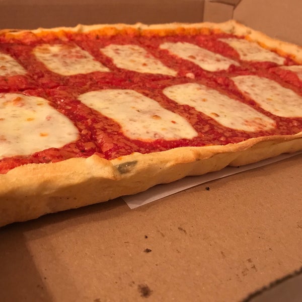 8/30/2017 tarihinde Jo  G.ziyaretçi tarafından Rizzo&#39;s Fine Pizza'de çekilen fotoğraf