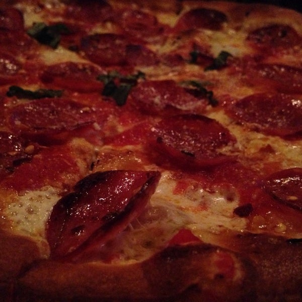 2/5/2014にJo  G.がCampania Coal Fired Pizzaで撮った写真