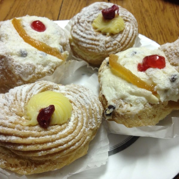 3/22/2014 tarihinde Jo  G.ziyaretçi tarafından LaGuli Pastry Shop'de çekilen fotoğraf