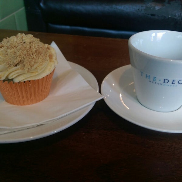 Foto tomada en The Deck Coffee House and Cakery  por Cardiff S. el 2/6/2015