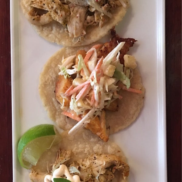 8/17/2016 tarihinde roger m.ziyaretçi tarafından Colibrí Mexican Bistro'de çekilen fotoğraf