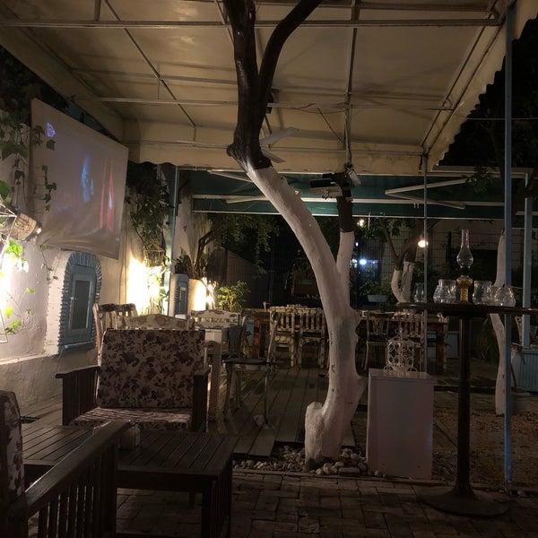 Das Foto wurde bei Rooms Cafe &amp; Restaurant von Erdi Ü. am 7/4/2019 aufgenommen