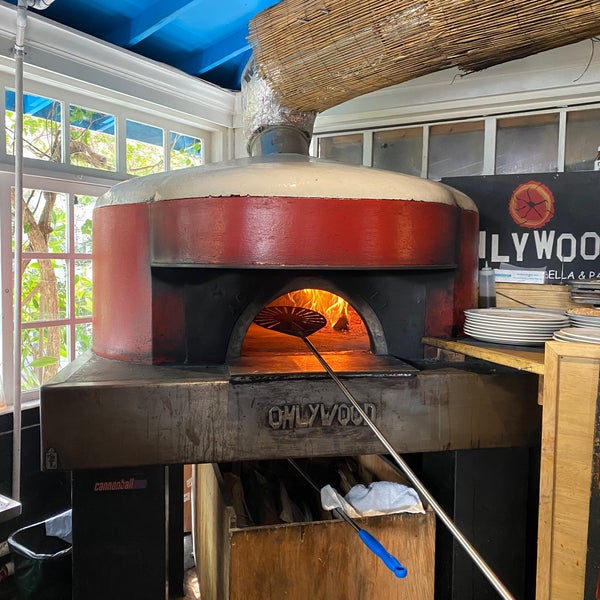 2/16/2020 tarihinde Denise C.ziyaretçi tarafından Onlywood Pizzeria Trattoria'de çekilen fotoğraf