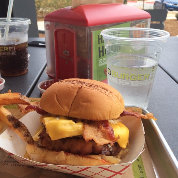 Foto diambil di BurgerFi oleh Bodee H. pada 2/20/2014