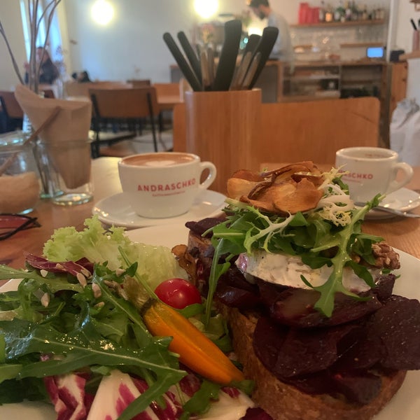 Foto diambil di Neumanns Café oleh Ivanka pada 12/2/2019