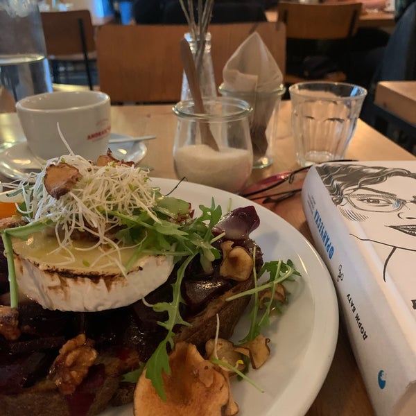 Foto tirada no(a) Neumanns Café por Ivanka em 12/15/2019