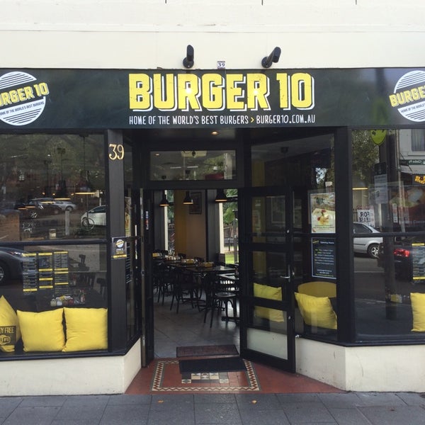 รูปภาพถ่ายที่ Burger 10 โดย Tengu T. เมื่อ 5/9/2014