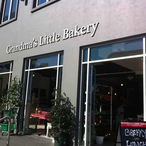 รูปภาพถ่ายที่ Grandma&#39;s Little Bakery โดย Tengu T. เมื่อ 4/11/2013
