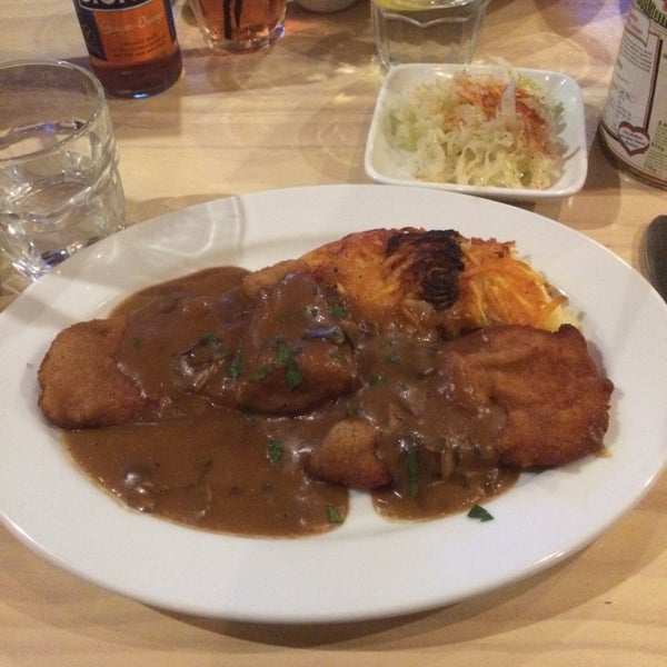 Foto diambil di Essen Restaurant &amp; Beer Cafe oleh Tengu T. pada 1/9/2015