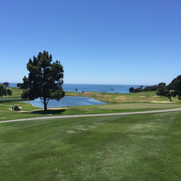 รูปภาพถ่ายที่ Sandpiper Golf Course โดย David Y. เมื่อ 7/12/2015