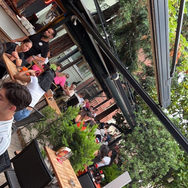 รูปภาพถ่ายที่ Mimarlar Odası Bahçe Cafe &amp; Restaurant โดย Fawaz 5. เมื่อ 8/9/2022