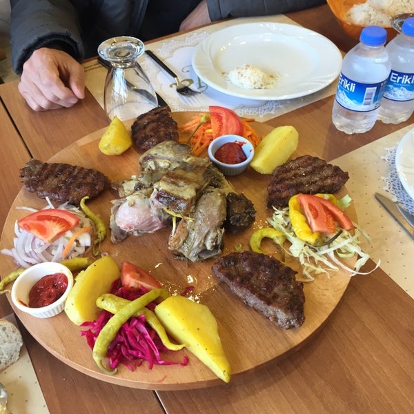 รูปภาพถ่ายที่ Avliya Restaurant โดย Hasan K. เมื่อ 11/25/2014
