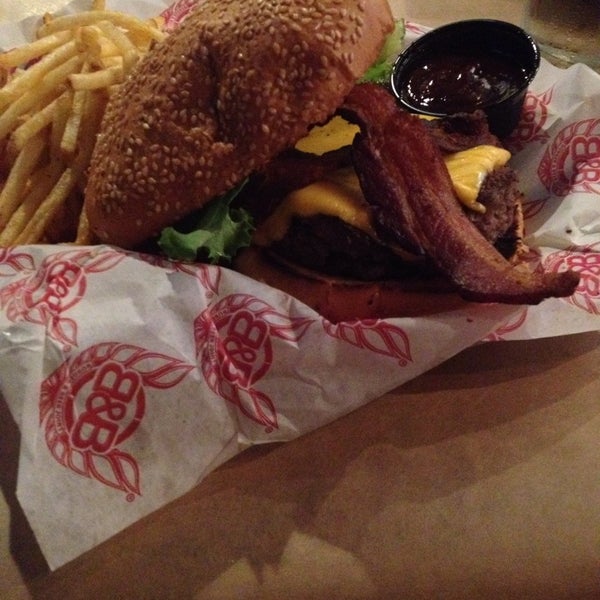 รูปภาพถ่ายที่ Burger &amp; Beer Joint โดย Matt H. เมื่อ 9/4/2014