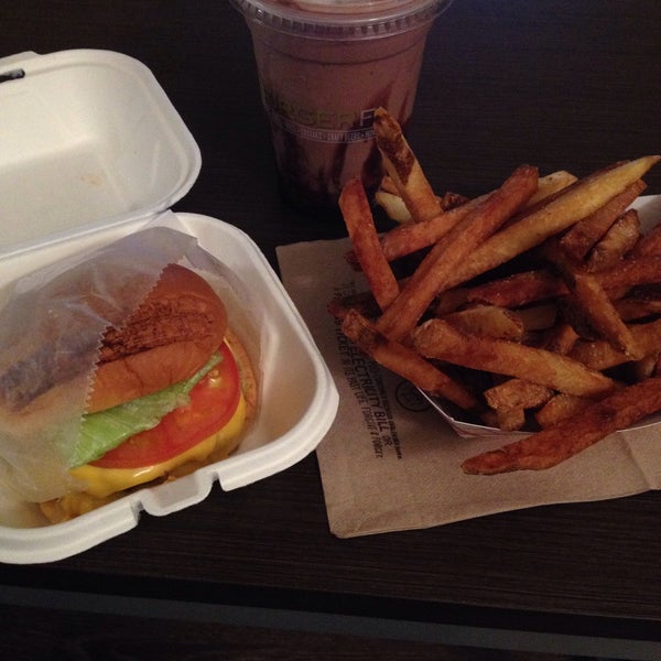 3/7/2015에 Matt H.님이 BurgerFi에서 찍은 사진