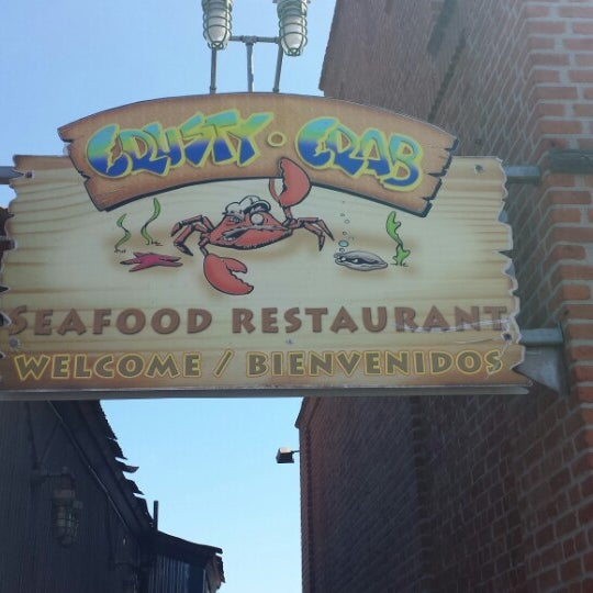 Das Foto wurde bei Crusty Crab Fish Market and Restaurant von Kristine N. am 9/1/2014 aufgenommen