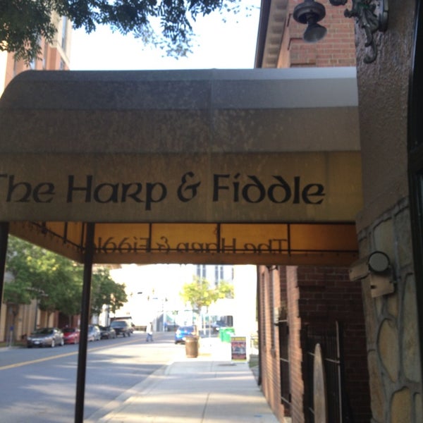 Photo prise au Flanagan&#39;s Harp &amp; Fiddle par Angela L. le7/30/2013
