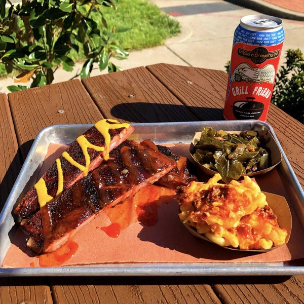 John s bbq. Шашлык говядина. Брискет подача в ресторанах. John s bbq. Телятина мякоть шашлык.