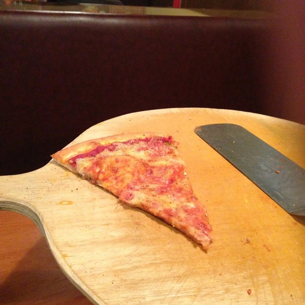 Снимок сделан в Pyro Pizza пользователем Xia W. 2/24/2013