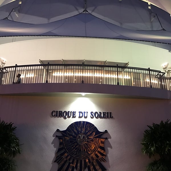 Photo taken at La Nouba by Cirque du Soleil by Rosa M. on 12/27/2016