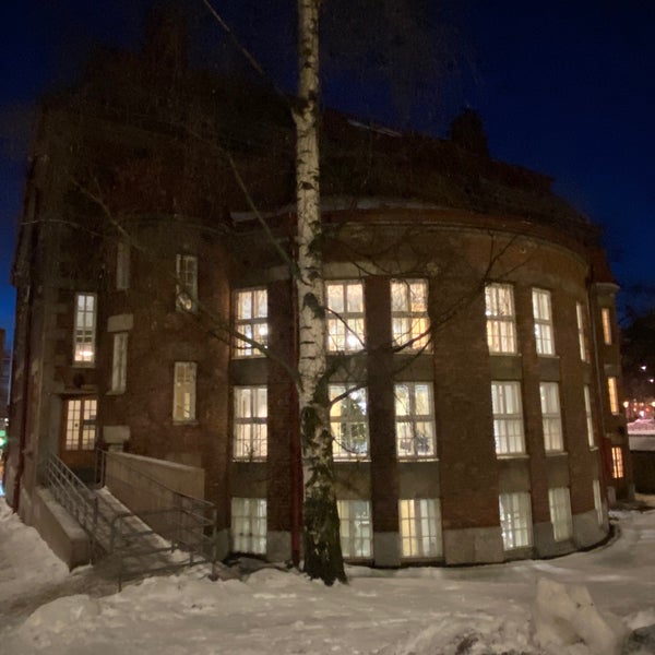 Foto diambil di Kallion kirjasto oleh Salla T. pada 12/28/2022
