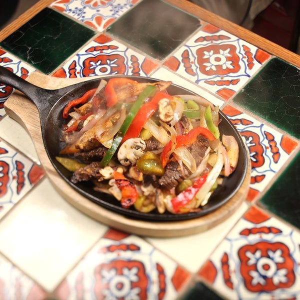 Foto scattata a Dahlia&#39;s Mexican Restaurant da Dahlia&#39;s Mexican Restaurant il 6/12/2014