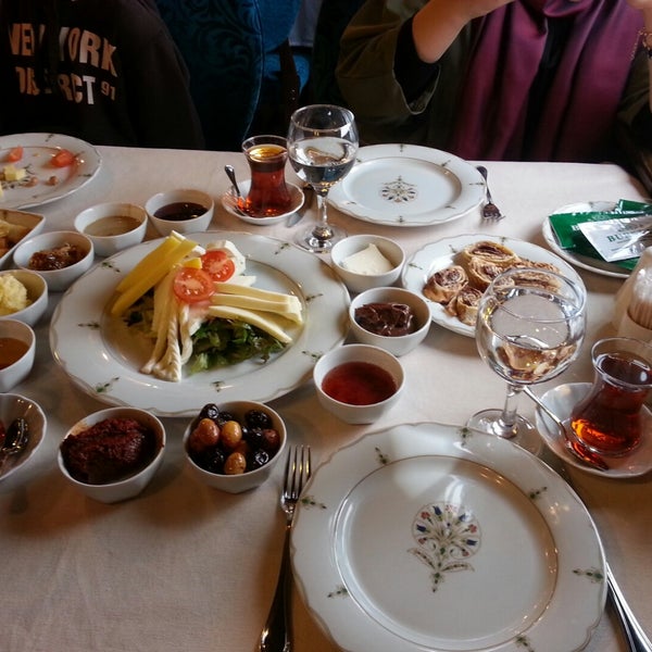 Снимок сделан в Bursa Evi İskender Restaurant пользователем Betül Dede🎀 1/25/2015