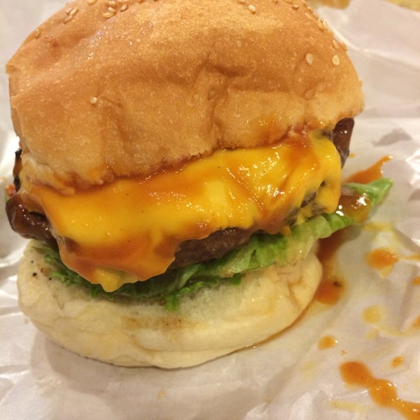 รูปภาพถ่ายที่ Marshall&#39;s Burger โดย hern h. เมื่อ 8/1/2014