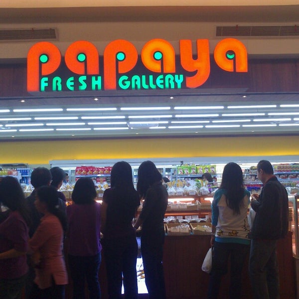 Photo taken at Papaya Fresh Galery by gading I. on 7/5/2013