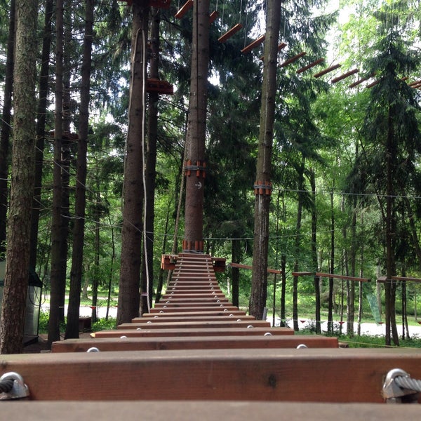 Das Foto wurde bei Веревочный парк «Tree To Tree» von Lexus am 7/13/2016 aufgenommen