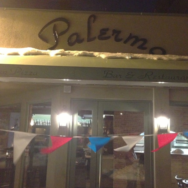 Foto tirada no(a) Palermo Restaurant &amp; Bar por Demi L. em 2/8/2014