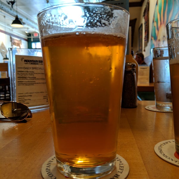 Photo taken at Mountain Sun Pub &amp; Brewery by Gallo ,. on 4/24/2019