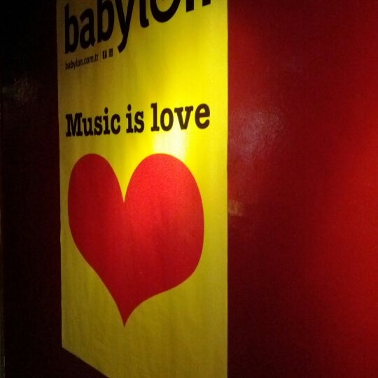 Foto tirada no(a) Babylon Lounge por Ugur B. em 1/26/2013