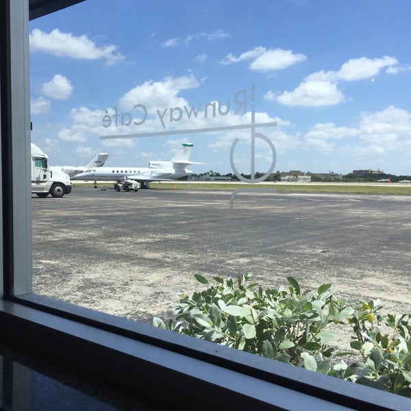 6/29/2015 tarihinde Elaine G.ziyaretçi tarafından Jet Runway Cafe'de çekilen fotoğraf