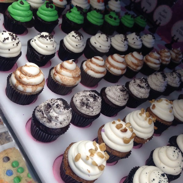 รูปภาพถ่ายที่ Sweet E&#39;s Bake Shop โดย Amy L. เมื่อ 1/24/2015
