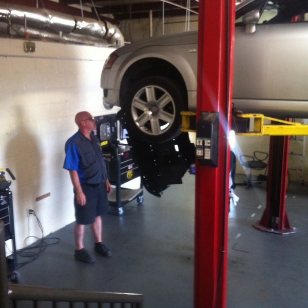 Das Foto wurde bei Jackson Auto Repair von Jackson Auto Repair am 8/5/2014 aufgenommen