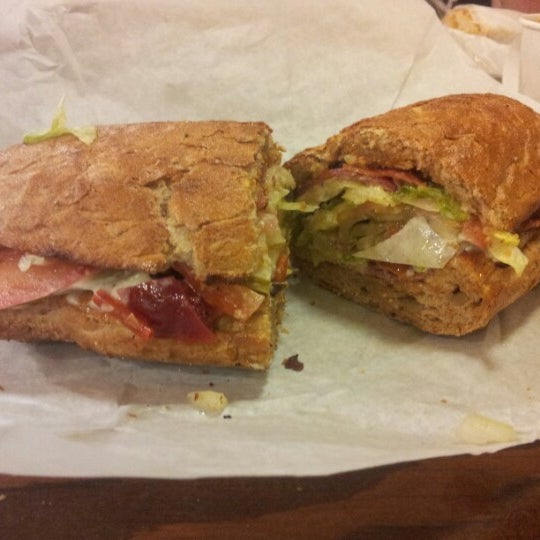 Снимок сделан в Potbelly Sandwich Shop пользователем Brian D. 12/11/2012