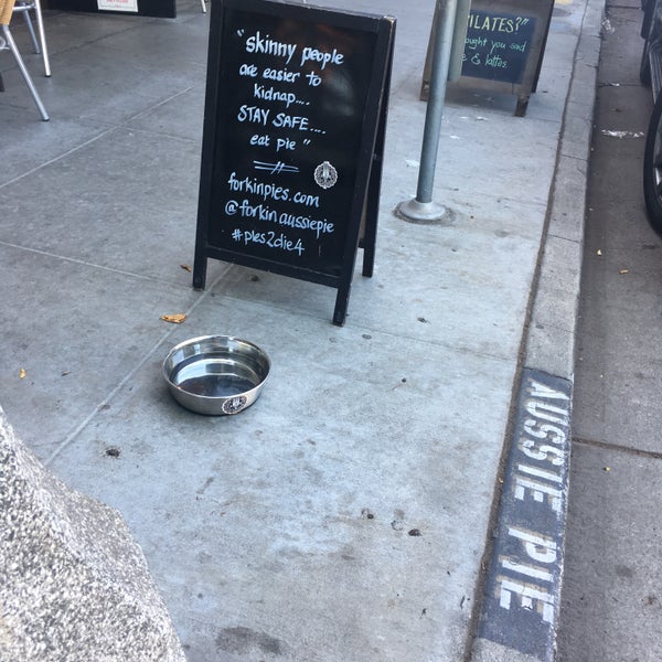6/14/2017 tarihinde Amy H.ziyaretçi tarafından Fork-In Aussie Pie Kitchen, Santa Monica'de çekilen fotoğraf