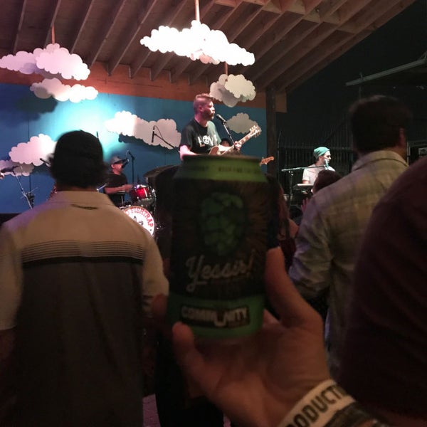 Photo taken at Shipping And Receiving Beergarden by Tom H. on 9/10/2017