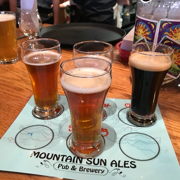 Foto diambil di Southern Sun Pub &amp; Brewery oleh Tom H. pada 4/14/2018